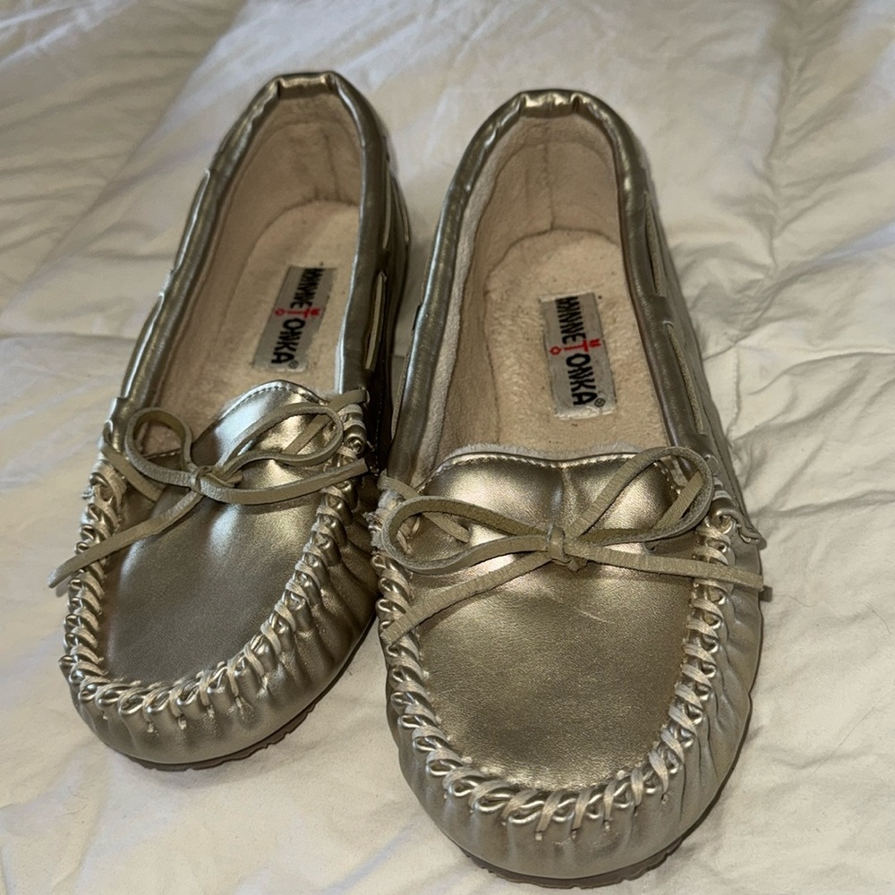 Minnetonka slipper new without tags